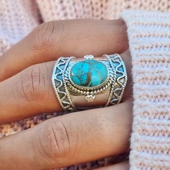 Vintage Silver and Turquoise Chunky Engraved Ring Sz 8 - Picture 2 of 4